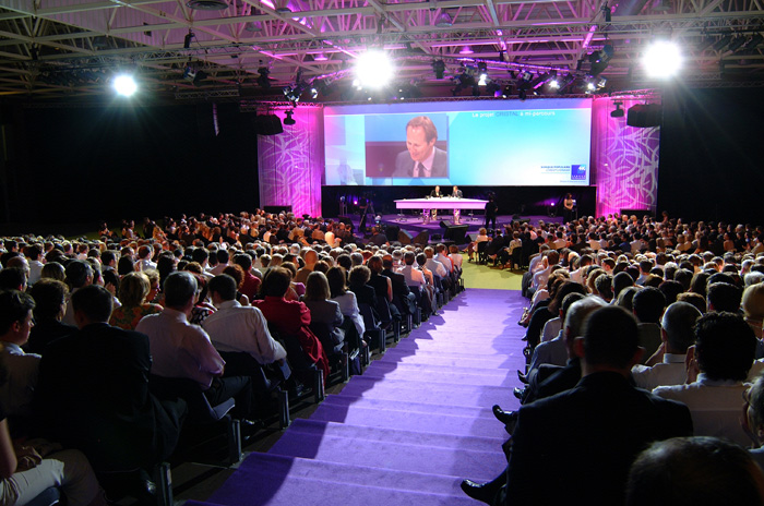 Event Marketing 101: 12 Strategies To Drastically Improve Your Conference ROI With Social Media